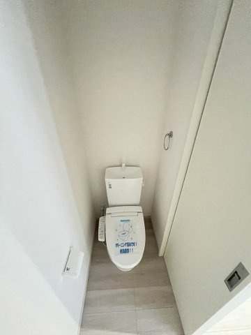 【内装】 | 福岡市西区愛宕浜4丁目1期　3号棟（全3棟）【仲介手数料無料・0円】 | 施工例。1階のトイレです。施工例は完成時と異なる場合があります。