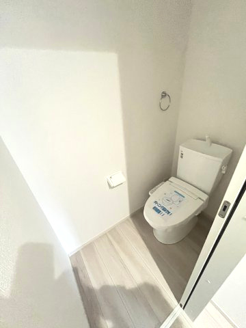 【収納】 | 福岡市西区愛宕浜4丁目1期　3号棟（全3棟）【仲介手数料無料・0円】 | 施工例。2階にもトイレです。施工例は完成時と異なる場合があります。