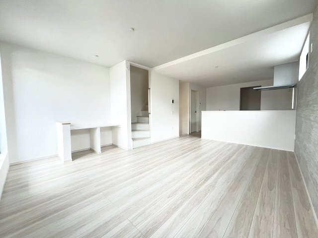 【内装】 | 福岡市西区愛宕浜4丁目1期　3号棟（全3棟）【仲介手数料無料・0円】 | 施工例。リビングです。施工例は完成時と異なる場合があります。