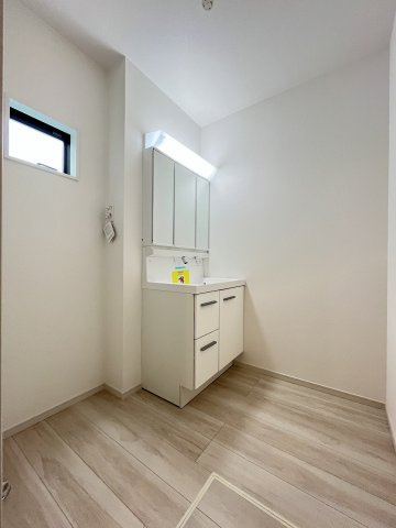 【洗面所】 | 福岡市西区愛宕浜4丁目1期　3号棟（全3棟）【仲介手数料無料・0円】 | 施工例。施工例は完成時と異なる場合があります。