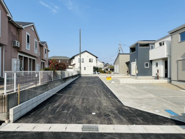 半田市板山町2丁目74『仲介手数料無料』新築戸建ての前面道路含む現地写真