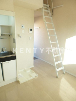 【居間・リビング】 | メゾンパル鶴見市場 | こちらのリビングで趣味の時間をお楽しみください