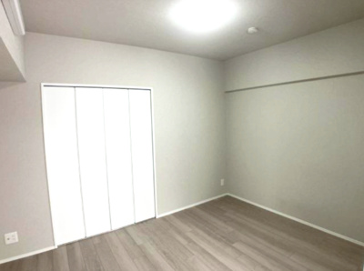 【洋室】 | グリーンコーポ緑地公園第1 | リビングに隣接した洋室5.0帖。客間やキッズスペースなど、ご家族のライフスタイルに合わせ多目的にご使用いただけます！