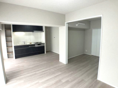 【居間・リビング】 | グリーンコーポ緑地公園第1 | 壁付タイプのキッチンを採用し、LD空間を有効的にご活用可能！お好きなインテリアを揃え、お部屋作りをお楽しみください。