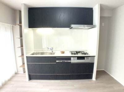 【キッチン】 | グリーンコーポ緑地公園第1 | 食器を一気に丸洗いでき、節水にもなる食洗機搭載！収納豊富なキッチンで、調理スペースをスッキリとお使いいただけます。