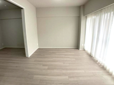 【居間・リビング】 | グリーンコーポ緑地公園第1 | リビングには洋室が隣接。扉を大きく開放可能で、2部屋が繋がります。開放感溢れる憩いの空間が実現します！