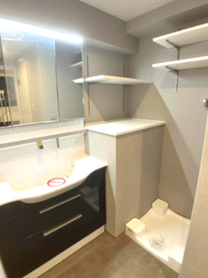 【独立洗面台】 | グリーンコーポ緑地公園第1 | 室内に洗濯機置き場を設置。上部や洗面台横に設けた収納棚は、洗濯洗剤やタオル置き場などにお使いいただける便利なスペースです！