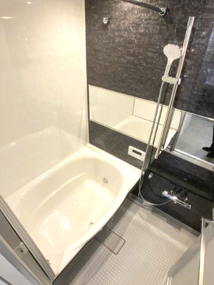 【浴室】 | グリーンコーポ緑地公園第1 | 足を伸ばしてゆったりと湯船に浸かれる広々バスルーム。ご家族一緒に、癒しのバスタイムをお楽しみください！