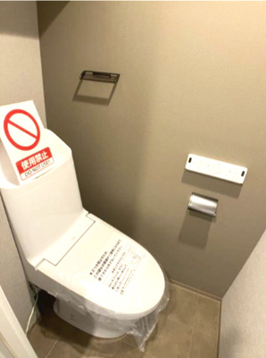 【トイレ】 | グリーンコーポ緑地公園第1 | カバーなしでも便座はポカポカな温水洗浄便座付トイレ。汚れてもサッと一拭きで綺麗に！お掃除簡単で衛生的ですね。