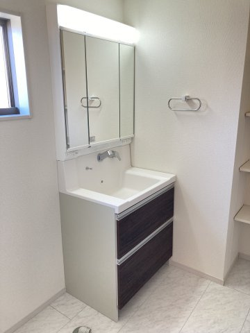 第２渋川市金井　新築戸建住宅　１号棟の独立洗面台|４帖の洗面室です。シャワー水栓付き洗面台で朝の身支度もバッチリです！
洗面台には収納スペースもあり洗面室もすっきり片付きますよ！
