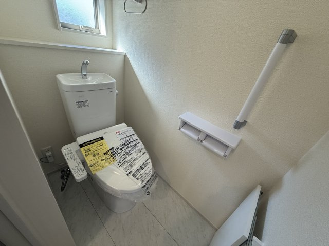 第２渋川市金井　新築戸建住宅　１号棟のトイレ|1階トイレです。清潔感のある白を基調としています。
温水洗浄・便座暖房機能の付いた快適なトイレです☆