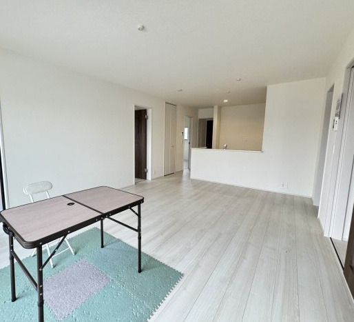 第２渋川市金井　新築戸建住宅　１号棟の居間・リビング|カウンターキッチンなのでお料理をしながら会話もできます。
夕食の支度をしながら、お子様の様子も見られて自然と会話も増えますよ♪
