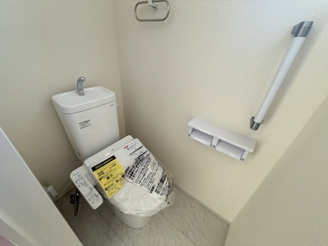 第２渋川市金井　新築戸建住宅　１号棟のトイレ|2階トイレです。清潔感のある白を基調としています。