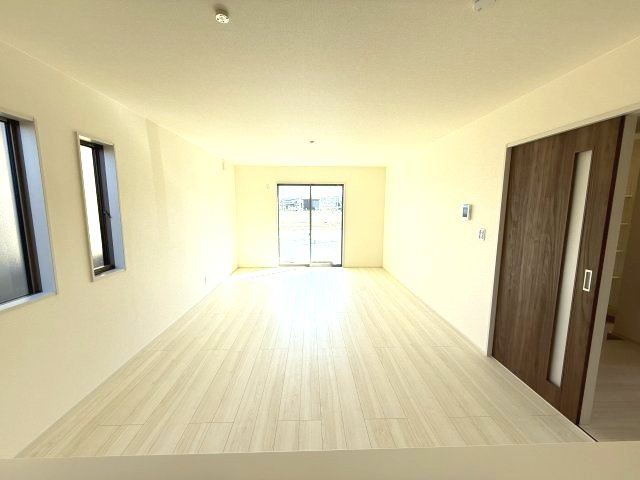 第２渋川市金井　新築戸建住宅　１号棟の居間・リビング|カウンターキッチンなのでお料理をしながら会話もできます。
夕食の支度をしながら、お子様の様子も見られて自然と会話も増えますよ♪
