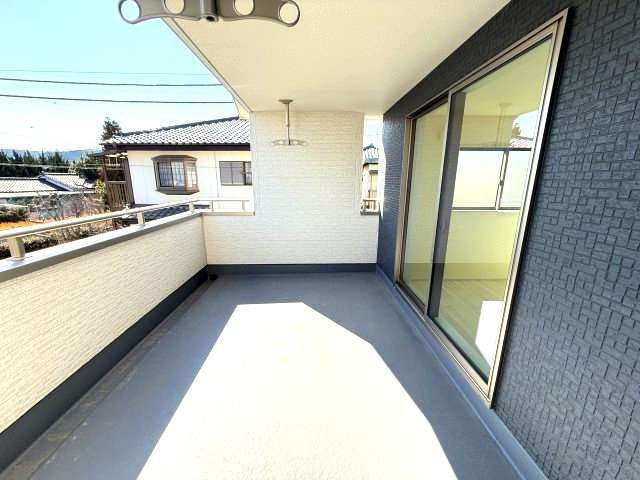 第２渋川市金井　新築戸建住宅　１号棟のバルコニー|陽当たり良好なワイドインナーバルコニーです。急な雨でも洗濯物が濡れませんよ！