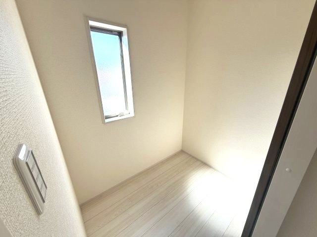 第２渋川市金井　新築戸建住宅　１号棟の収納|２階1.5帖の納戸です。扇風機やお雛様など季節物の収納に重宝します。