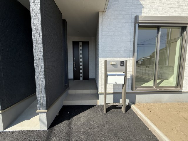 第２渋川市金井　新築戸建住宅　１号棟の玄関|落ち着いた玄関です。モニター付きインターホンも標準装備です。