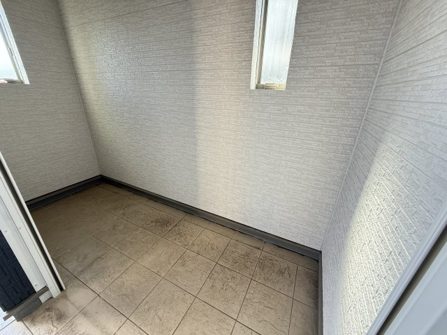 第２渋川市金井　新築戸建住宅　１号棟の収納|玄関前もの入れです。キャンプ用品や趣味の道具にいかがでしょうか。冬用タイヤの収納などにも良いですね。