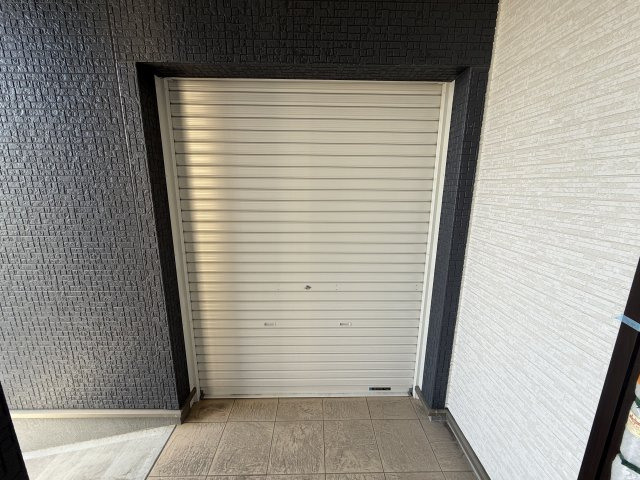 第２渋川市金井　新築戸建住宅　１号棟の設備|もの入れにはシャッター付きです。大事な物も安心して収納できますよ！