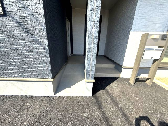 第２渋川市金井　新築戸建住宅　１号棟の設備|玄関前にはスロープ付きです。ベビーカーや重い物を運ぶ時などにも便利です。