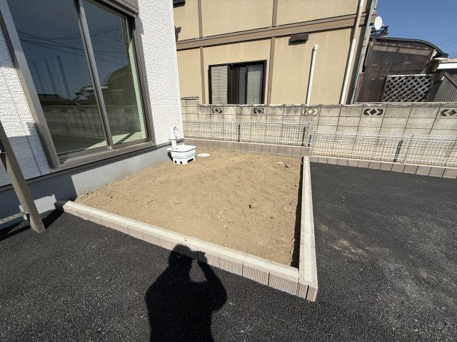 第２渋川市金井　新築戸建住宅　１号棟の庭|ちょっとした南庭付きです。ガーデニングやお子様の遊びスペースにいかがでしょうか。