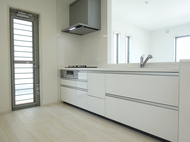 第２渋川市金井　新築戸建住宅　１号棟のキッチン|人気のカウンターキッチン採用です☆広々パントリー・ゴミ出しに便利な勝手口付き！
コンロも３口ご用意しています！調理スペースも広くストレスなくお料理できます。
浄水器つきなので美味しいお水も飲めますよ♪