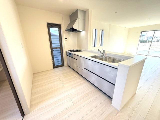第２渋川市金井　新築戸建住宅　１号棟のキッチン|人気のカウンターキッチン採用です☆広々パントリー・ゴミ出しに便利な勝手口付き！
コンロも３口ご用意しています！調理スペースも広くストレスなくお料理できます。
浄水器つきなので美味しいお水も飲めますよ♪