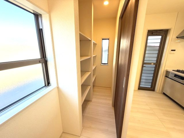 第２渋川市金井　新築戸建住宅　１号棟の収納|キッチン裏には広々したパントリー収納付きです。可動棚付きで使い勝手が良いですよ！