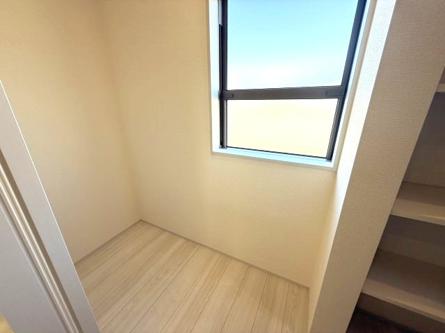 第２渋川市金井　新築戸建住宅　１号棟のキッチン|パントリー１角には冷蔵庫置き場も誤用しています。キッチンに冷蔵庫を置く必要がないので
キッチンスペースが広く使えます。