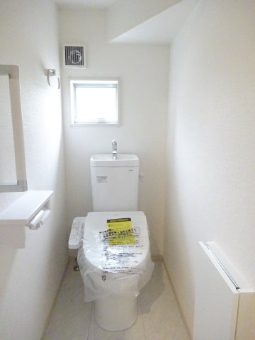 第２渋川市金井　新築戸建住宅　１号棟のトイレ|1階トイレです。清潔感のある白を基調としています。
温水洗浄・便座暖房機能の付いた快適なトイレです☆