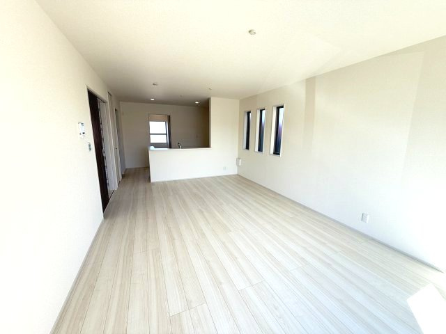 第２渋川市金井　新築戸建住宅　１号棟の居間・リビング|17.77帖の広々リビング♪人気の対面式キッチンを配した空間はお好みの家具も合わせやすく、家族がくつろぐ快適な空間造りをサポート。窓からは明るい陽光が差し込みます。