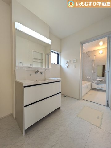 Livele Garden.S　行田矢場第4の独立洗面台|3面ミラーの後ろは収納スペースを完備
生活感のあるものは隠して、スッキリシンプルな洗面台に！清潔感のある空間♪