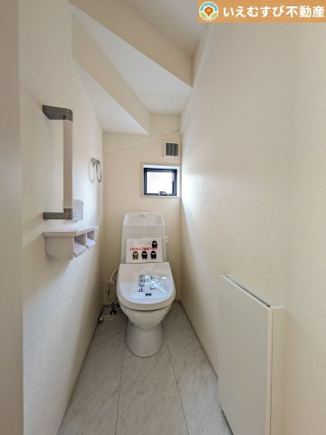 Livele Garden.S　行田矢場第4のトイレ|シンプルで清潔感のあるトイレ
窓付きで明るく、お掃除しやすいシンプルな空間♪