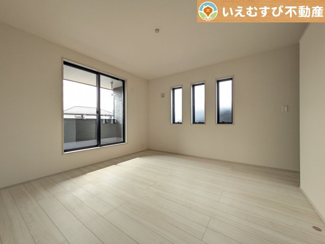 Livele Garden.S　行田矢場第4の洋室|2面採光で明るい居室
たっぷりの採光で自然光の差し込む明るいお部屋！新生活を想像すると楽しみが増しますね♪