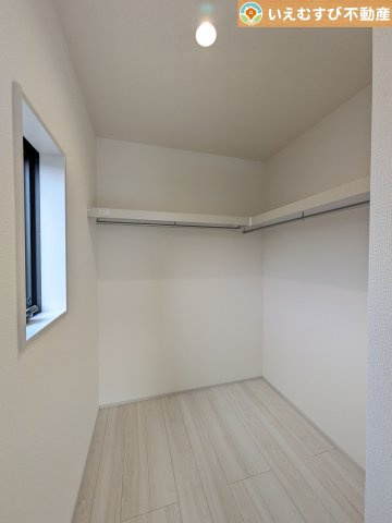 Livele Garden.S　行田矢場第4の収納|たっぷりの収納力を備えたウォークインクローゼット
たくさん収納できるので季節物やかさばるバッグなども片付きます♪