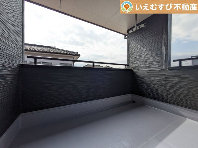 Livele Garden.S　行田矢場第4のバルコニー|ゆとりの広さのインナーバルコニー
急な雨でもインナーバルコニーなら安心！天気を気にせず干して外出できます♪