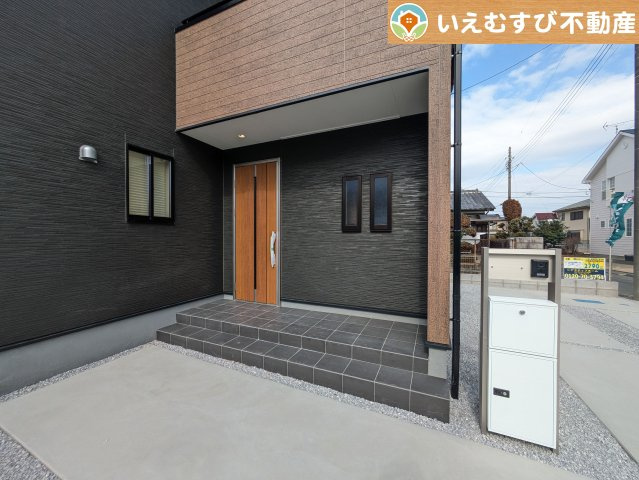 Livele Garden.S　行田矢場第4のエントランス|落ち着いた色づかいのエントランス
駐車場からアクセスの良いエントランス。雨の日や荷物が多くても安心の動線♪