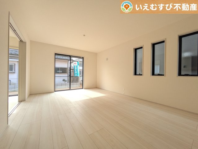 Livele Garden.S　行田矢場第4の居間・リビング|自然光で満たされる明るく開放感溢れるリビング
たっぷりの採光で明るい空間。家族みんなでくつろげます♪