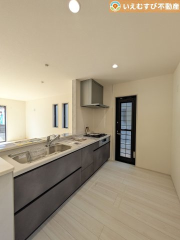 Livele Garden.S　行田矢場第4のキッチン|対面キッチンでリビングを見渡せる
お子様の遊んでいる様子や宿題をしている様子など見守りながらお料理が作れますね♪