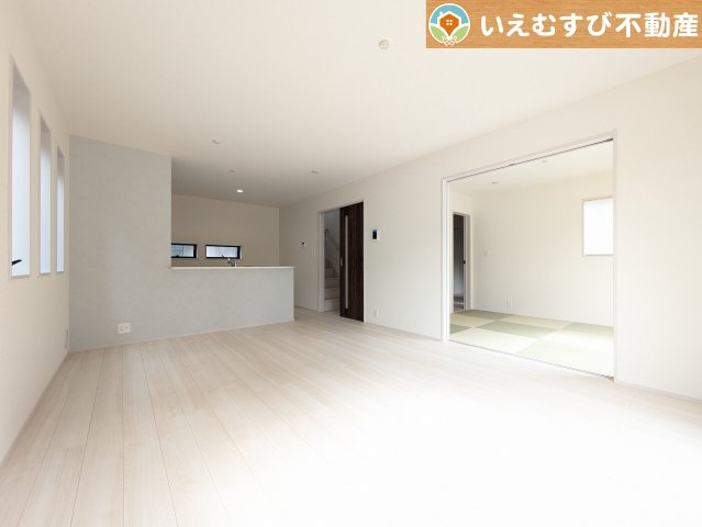 Livele Garden.S　行田矢場第4の居間・リビング|開放感と家族との距離感にこだわったＬＤＫ
採光たっぷりのリビングで休日には家族みんなでくつろげそうですね♪