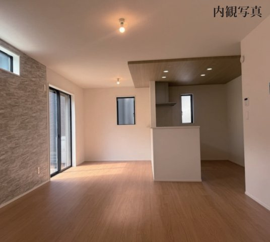 横浜市栄区飯島町 新築戸建て【仲介手数料無料】カースペース3台の居間・リビング