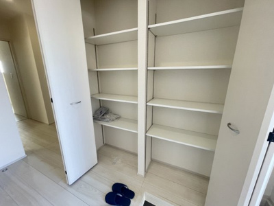 【玄関】 | 沖縄市園田（全2棟）2号棟 | 2号棟　十分な収納付き玄関♪