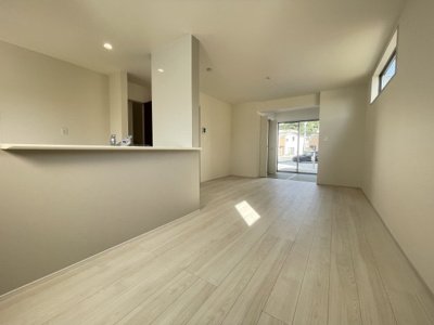 【居間・リビング】 | 沖縄市園田（全2棟）2号棟 | 2号棟　LDK16帖＋畳コーナー3帖付き♪