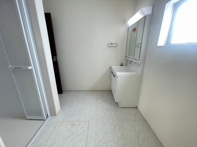 【脱衣所】 | 沖縄市園田（全2棟）2号棟 | 2号棟　十分なスペースの洗面室♪
