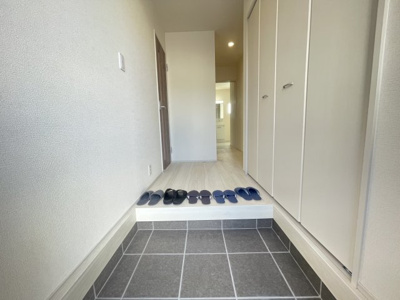 【玄関】 | 沖縄市園田（全2棟）2号棟 | 2号棟　十分な収納付き玄関♪