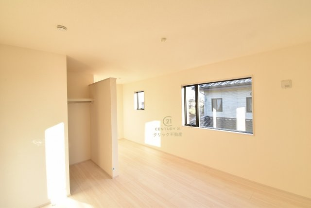 リーブルガーデン  日立市久慈町　12期　限定1棟！の洋室|ウォークインクローゼットを配備した洋室。バルコニーに面しておりますので、洗濯して乾いた衣類をすぐにしまえるのも便利です。