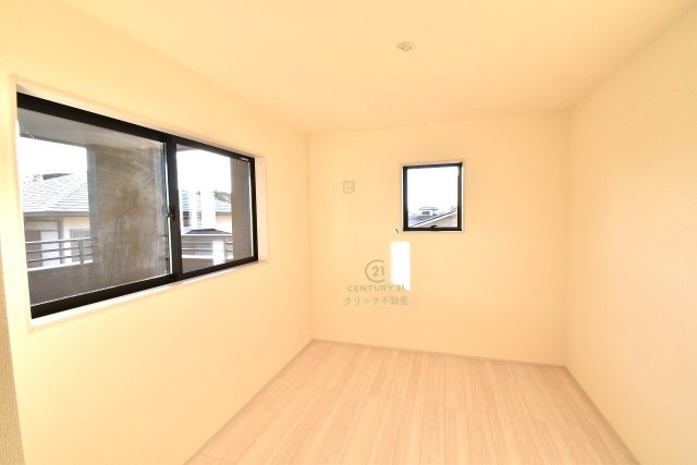 リーブルガーデン  日立市久慈町　12期　限定1棟！の洋室|フローリングなので重い家具も置けます。カーテンと家具を揃えるなどして、お好みのインテリアを楽しむことができます。収納スペースは全室に配備しております。