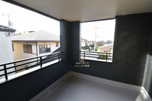 リーブルガーデン  日立市久慈町　12期　限定1棟！のバルコニー|インナーバルコニーは洗濯物外干し派の強い味方！天気が変わりやすい季節の外出も安心です。外出が難しい日に出るだけでも気分転換になる、嬉しいスペースです。