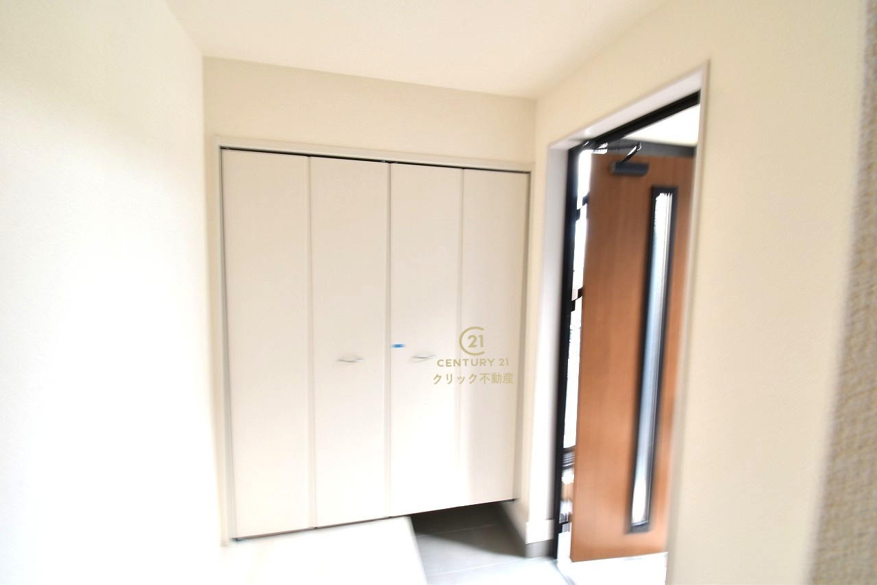 リーブルガーデン  日立市久慈町　12期　限定1棟！の玄関|たっぷり収納できるシューズボックスで玄関もスッキリ！扉の中は可動棚ですので、靴に合わせて高さを自由に変えることができます。玄関ドアにも断熱材が充填されており、冬の寒さが軽減されます。