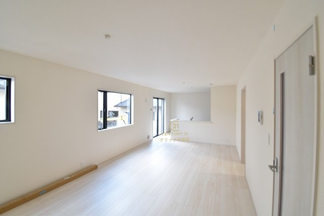 リーブルガーデン  日立市久慈町　12期　限定1棟！の居間・リビング|カーテンやラグの色、質感、選ぶ家具などでお部屋の雰囲気が変わります。お好みのインテリアを楽しみましょう♪白を基調とした内装ですので、あらゆるスタイルが馴染みます。